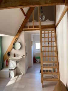 哈莱姆Tiny Private City Rooms Haarlem的带高架床和水槽的客房