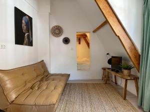 哈莱姆Tiny Private City Rooms Haarlem的客厅配有沙发和桌子