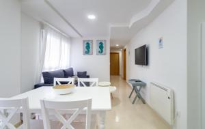 比韦罗Duerming Family Viveiro 3 Rooms的白色的客厅配有白色的桌子和椅子