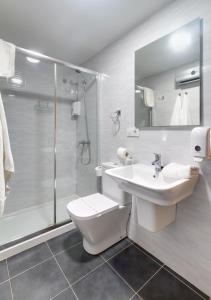 比韦罗Duerming Family Viveiro 3 Rooms的浴室配有卫生间、盥洗盆和淋浴。