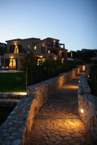 斯卡拉Villa Brio Exclusive的房屋前的石墙