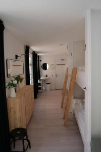 哈莱姆Tiny Private City Rooms Haarlem的带两张双层床的客房和走廊