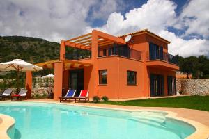 斯卡拉Villa Brio Exclusive的房屋前有游泳池的房子