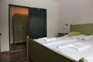 莫德拉瓦Aparthotel Mádr的一间卧室配有一张带白色床单的大床