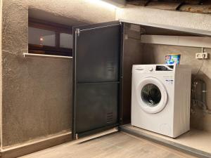 圣科洛马·德法尔Apartamento céntrico con WIFI y climatizado de 1 habitación y sofá-cama para 3 personas的客房内的洗衣机和洗衣机