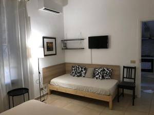 比萨B&B Cristina Garden的卧室配有一张床,墙上配有电视。