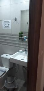 阿斯特里斯欧洲公园酒店的一间带水槽、卫生间和镜子的浴室