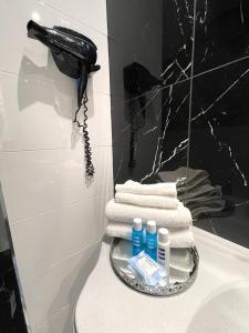 阿拉西奥Casa Balzola - Suite Adamas的浴室的墙上配有毛巾旁边的电话