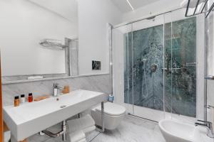 索伦托YourHome - Maison Iovino Luxury Rooms的一间带水槽、卫生间和淋浴的浴室