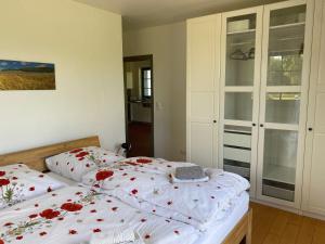 PutgartenHofgut Wollin GmbH的一间卧室配有两张红色鲜花的床。