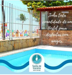 福塔莱萨Sonho de Iracema Hostel Boutique的度假村游泳池旁的标志
