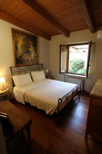 都灵La casa dell' artista的一间带床的卧室,位于带窗户的房间内