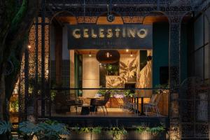 麦德林Celestino Boutique Hotel的餐馆前的商店,有桌椅