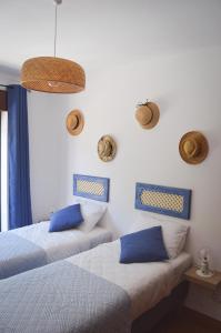 奥德赛克斯Vita Portucale ! Paragem dos Pacatos - Odeceixe的客房配有两张带蓝色枕头的床。