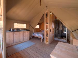 科托尔Sea Glamping的帐篷内的卧室,配有一张床