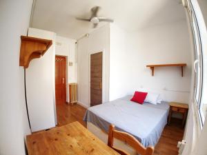 马德里Rosales Residences的一间卧室配有一张床和吊扇