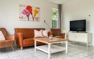 Vlagtwedde3 Bedroom Cozy Home In Vlagtwedde的带沙发、桌子和电视的客厅
