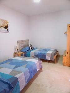 雷乌斯Chalet amplio con Jardín y zona barbacoa.的两张睡床彼此相邻,位于一个房间里