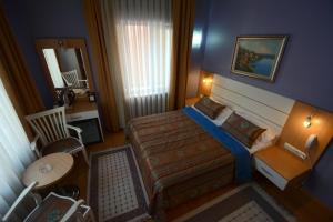 伊斯坦布尔卡尔克顿酒店客房内的一张或多张床位