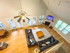 海伦Peaceful treetop escape! Pool table, grill, games, sleeps 10!的客厅享有高空的景色,配有沙发和电视