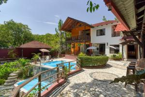 哈拉瓦科阿Villa Bayacanes con piscinas privadas的一个带游泳池和房子的度假胜地