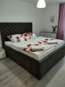 维尼Apartmán Dolinky的一间卧室配有一张红色鲜花的大床