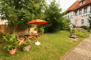 GöllingenFerienwohnung Hoff的院子里带雨伞的野餐桌