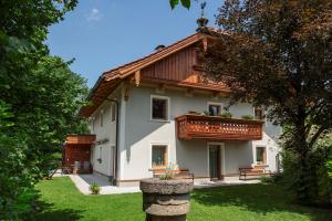 GuggenbergFerienwohnung Kastenmühle im Mondseeland的白色的大房子,设有木屋顶