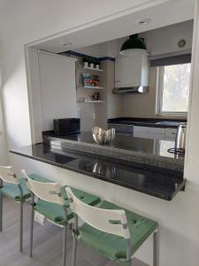 金塔湖Quinta do Lago Golf, Sea & Sun的厨房配有两把白色椅子和台面