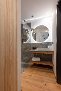 卡瓦莱塞Alpuris - Your Boutique Suite - Hotel B&B的一间带水槽和镜子的浴室