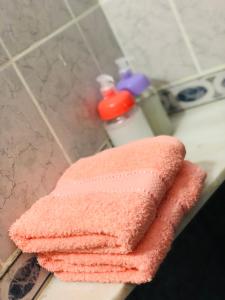 普拉亚欧尼恩ZR Playa Union的浴室柜台上摆放着几条粉红色的毛巾