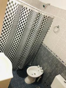 普拉亚欧尼恩ZR Playa Union的浴室设有黑色和白色的浴帘和卫生间