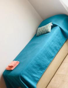 普拉亚欧尼恩ZR Playa Union的一张带蓝色床单和枕头的床