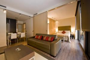 巴塞罗那卡斯普74公寓式酒店的客厅配有沙发和1张床