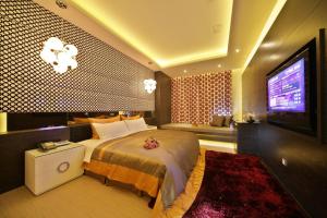 台中市涵馆汽车旅馆的一间卧室配有一张大床和一台平面电视