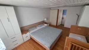 SopotSopot Paradise的一间小卧室,配有床铺和白色的墙壁