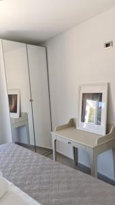 扎达尔Villa Queen的一间卧室配有一张床、一张书桌和一面镜子
