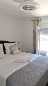 扎达尔Villa Queen的一间卧室配有一张带两条白色毛巾的床