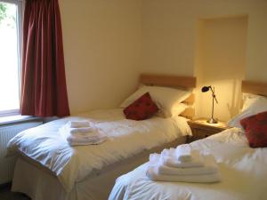 Kirktown of Auchterless塞加特农场度假屋的客房内的两张床和白色毛巾