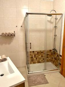 塞辛布拉Arte de Marinheiro的浴室里设有玻璃门淋浴