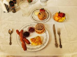 滑铁卢The Weis Mansion Bed and Breakfast的一张桌子,上面有两盘早餐食品