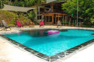 多米尼克Bamboo River House and Hotel的度假村中央的游泳池