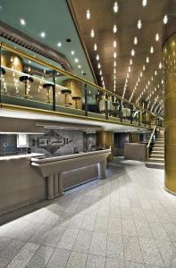 里约热内卢Hotel Atlantico Star的大楼里带自动扶梯的大厅