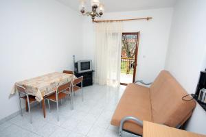 格雷巴蒂卡Apartments with a parking space Grebastica, Sibenik - 4867的一间带桌椅和电视的用餐室