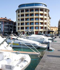 格拉多歌德拉古纳宫酒店的一群船停靠在码头,有一座建筑