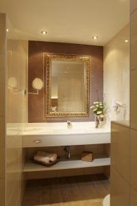 不莱梅罗宾酒店的一间带水槽和镜子的浴室