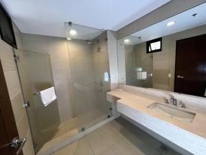 莫龙Anvaya Cove Short Term Rental Condos的一间带水槽和淋浴的浴室