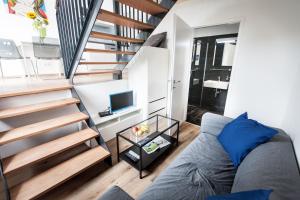 格拉茨一室公寓+公寓式酒店的带沙发和楼梯的客厅