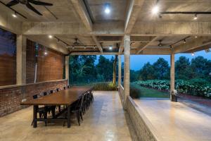 彭亨Brickhouse Bukit Tinggi by Santai Villas的户外用餐室配有桌椅