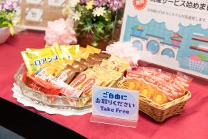 横滨Yokohama Sakuragicho Town Hotel的桌子上摆放着一篮子食物的桌子